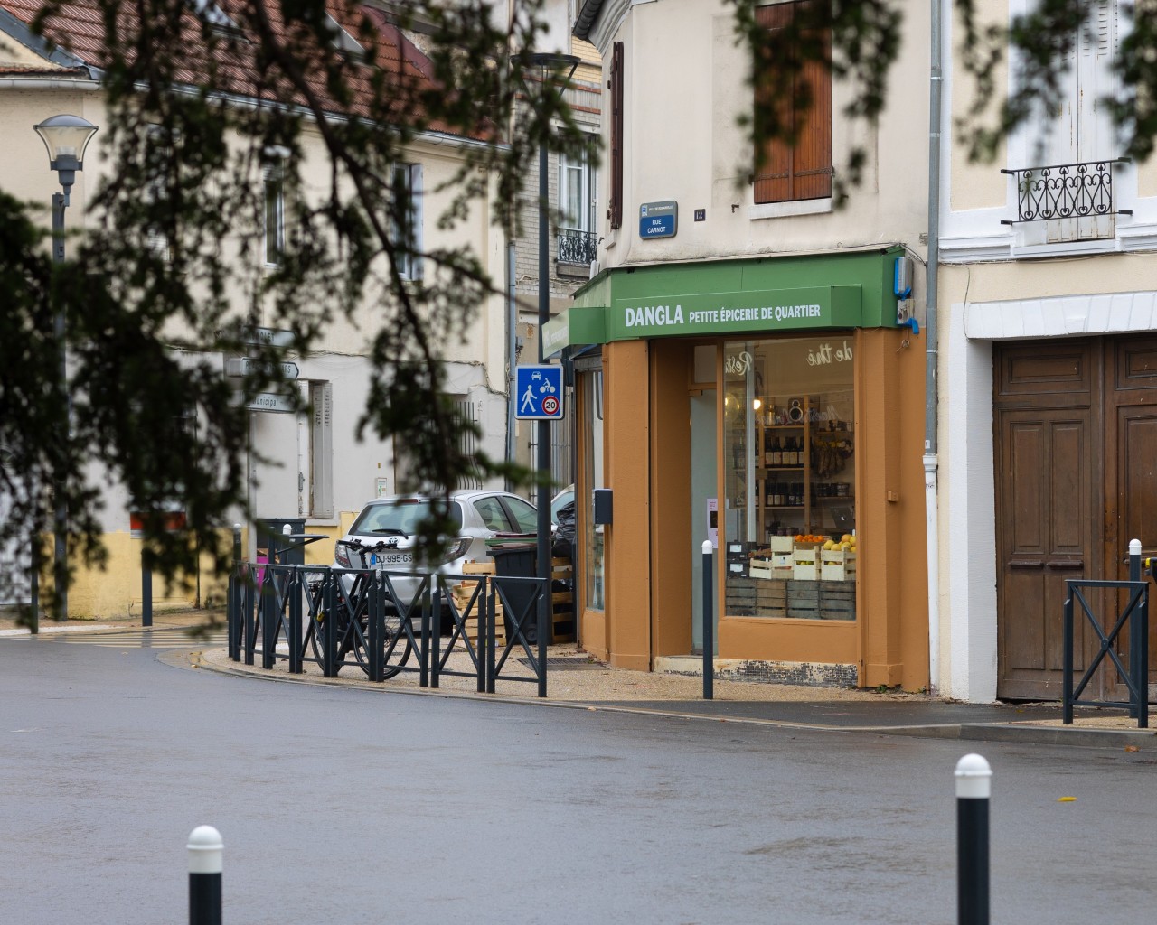 Photo de l'épicerie vue de la rue