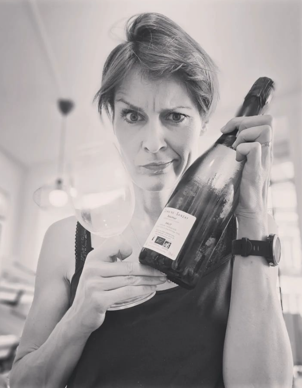 Photo d'Alexia tenant une bouteille de vin