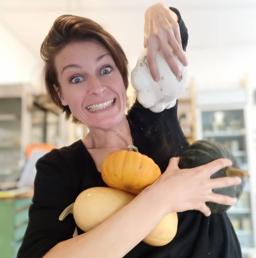 Alexia tenant des légumes