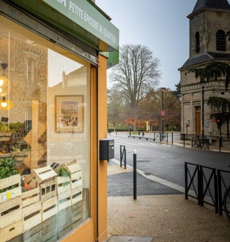 Vue de la vitrine de l'épicerie