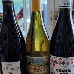Trois bouteilles de vin de qualité