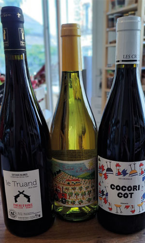 Trois bouteilles de vin de qualité